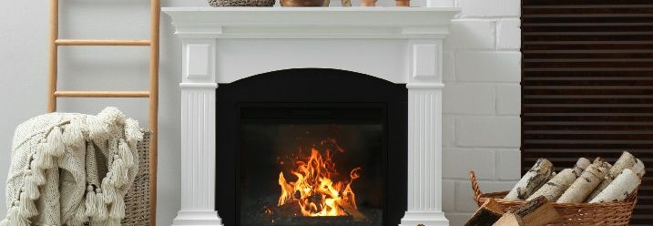 Kamin mit Feuer und Brennholz
